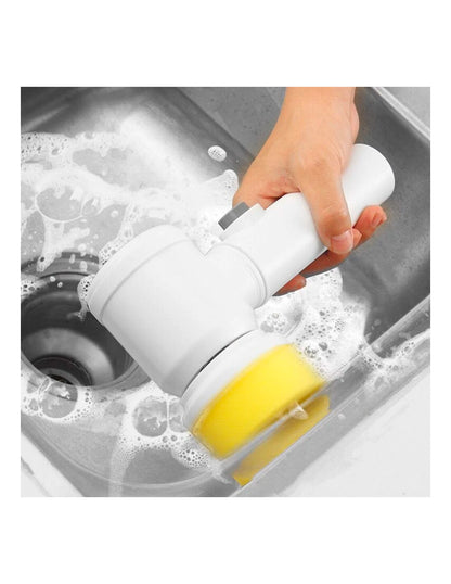 Pulizie fughe piastrelle bagno con spazzola elettrica